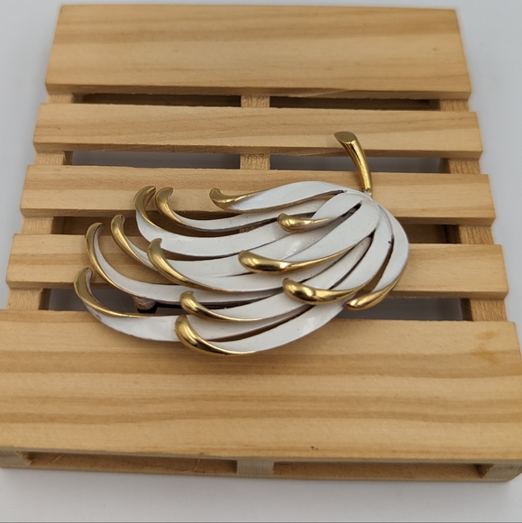 Vintage Monet white enamel gold tone floral motifs brooch - Picture 2 of 8